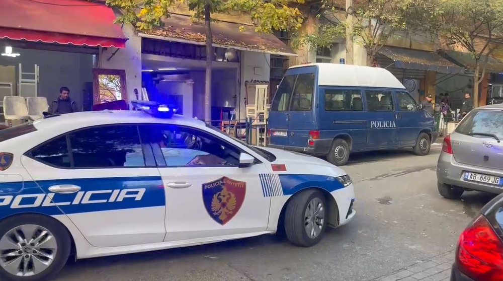 Tirana/ 21-year-old man is brutally attacked by three people, hit with a bottle