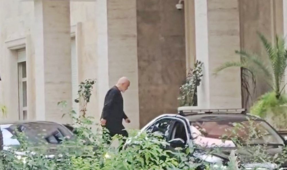 Pas pushimeve, Rama rikthehet në zyrë. Ndërtimet pa leje?