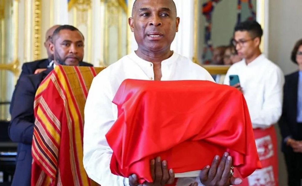 France returns king's "head" to Madagascar