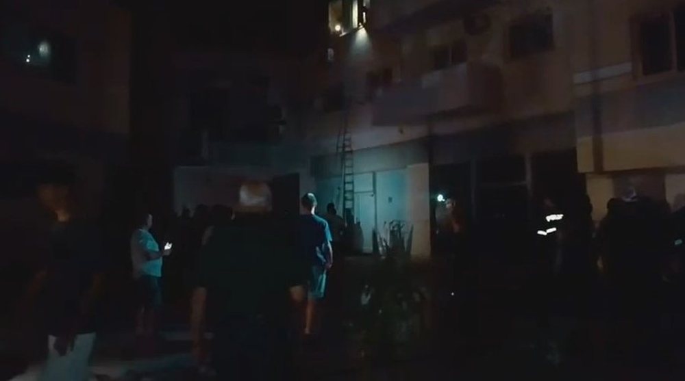 Zjarr në një bllok pallatesh në Lushnjë, disa banorë