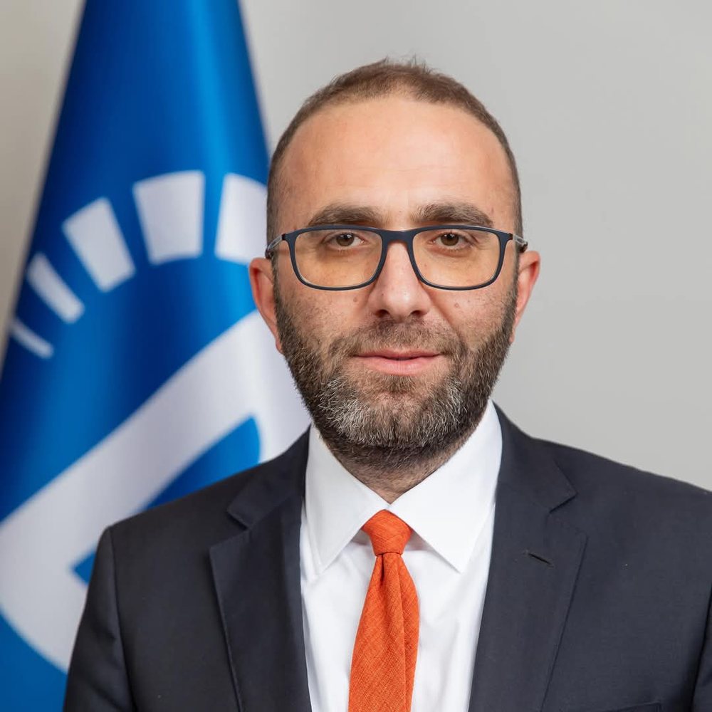 Sfida e kryetarit të grupit parlamentar/ Gazi, nuk vuan nga marazi