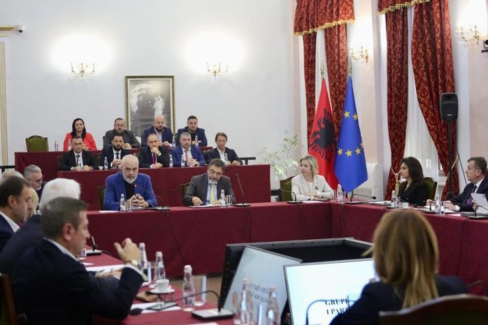 Asambleja e 11 shtatorit: Rama zgjat agoninë e vartësve, makineria e