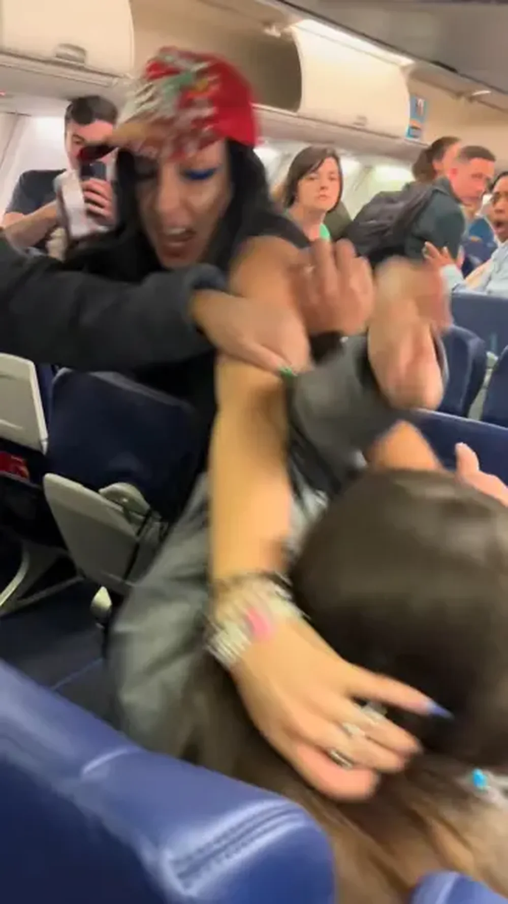 Gratë kapen "për flokësh" në mes të avionit