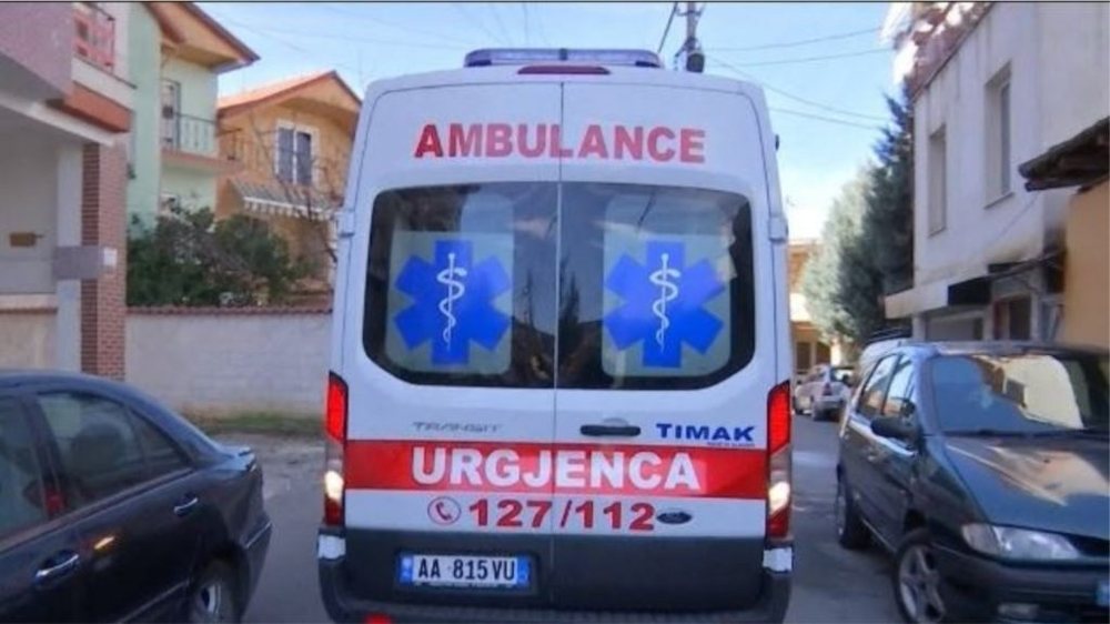 Minor from Korça in serious condition after swallowing a bean and