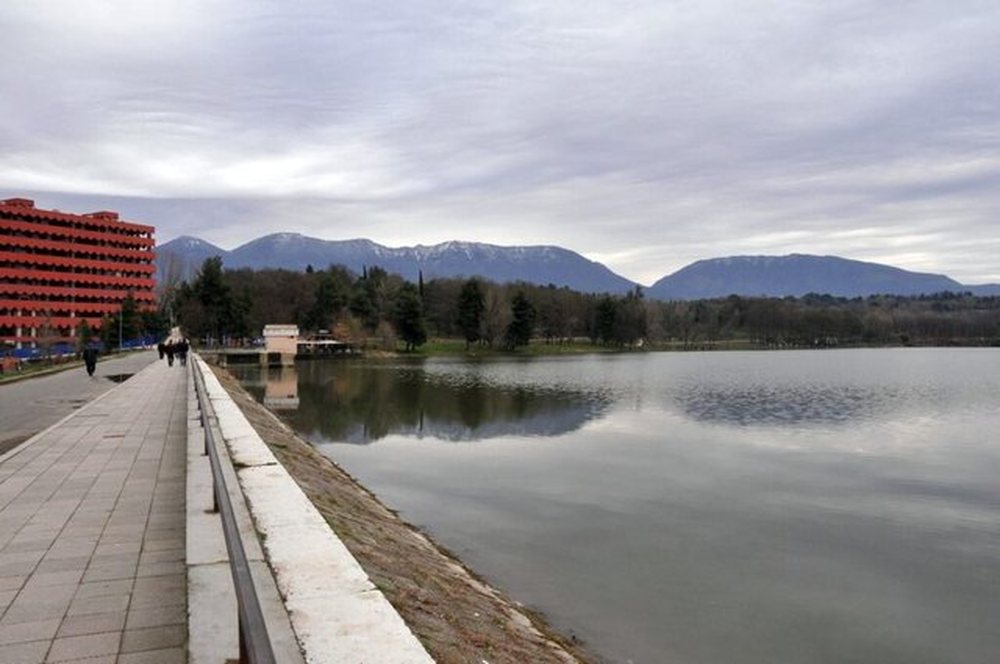 Kolektori i digës së Liqenit të Tiranës i bllokuar në