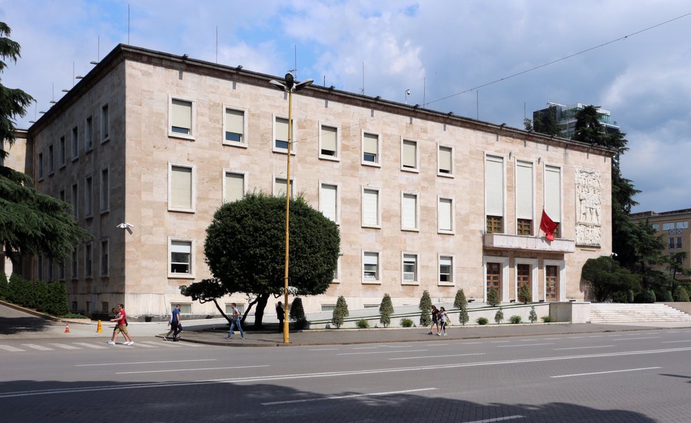 Shkarkohen nga detyra tre zëvendësministra