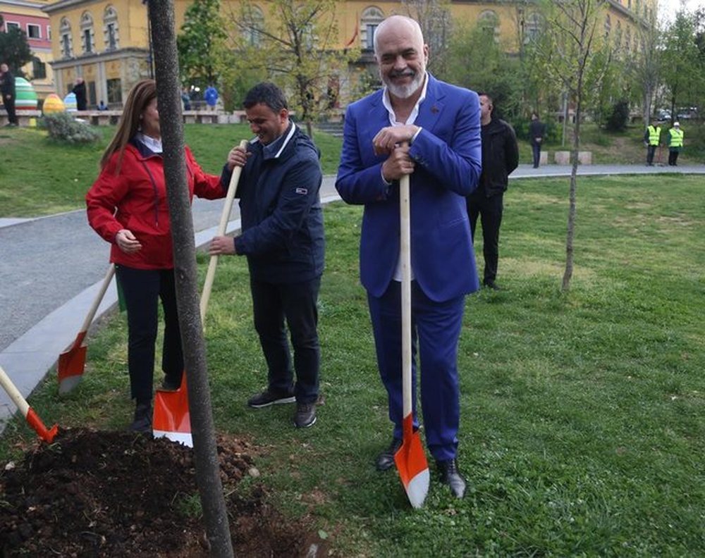 Rama si Veliaj, një pemë për çdo karrige që lokalet