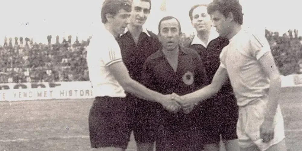 Aventura e panjohur e futbollistëve shqiptarë në Pekin në