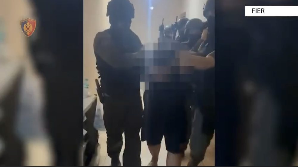 Goditi me grusht policin e burgut në Fier, RENEA arreston një nga