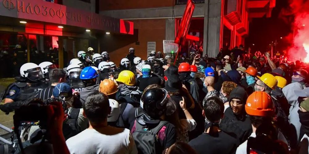 Protestat në Serbi/ Vuçiç nuk duron më, shpërdan me