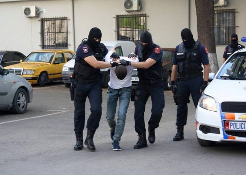 Mbante me forcë në banesë një 15-vjeçare, arrestohet