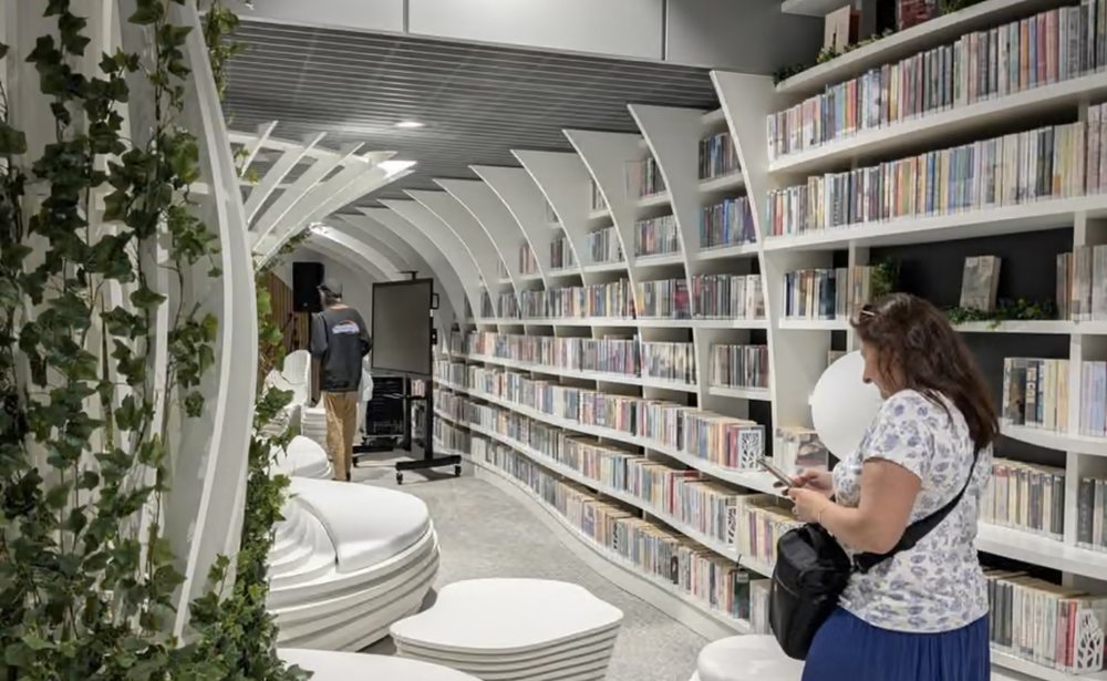 Hapet biblioteka “ekspres” në stacionin e metrosë për