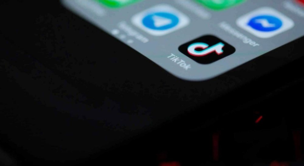 Ndalimi i TikTok-ut në Shqipëri shpërfillet gjerësisht,