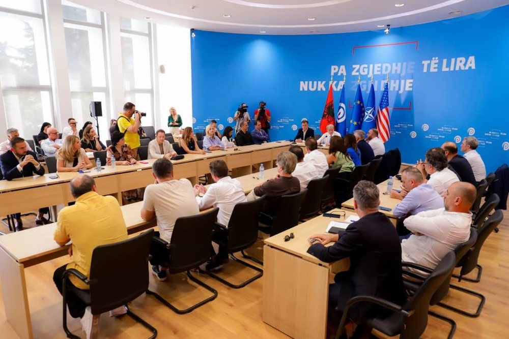 Mbyllet mbledhja e kryesisë së PD: nuk do ketë protesta, analiza