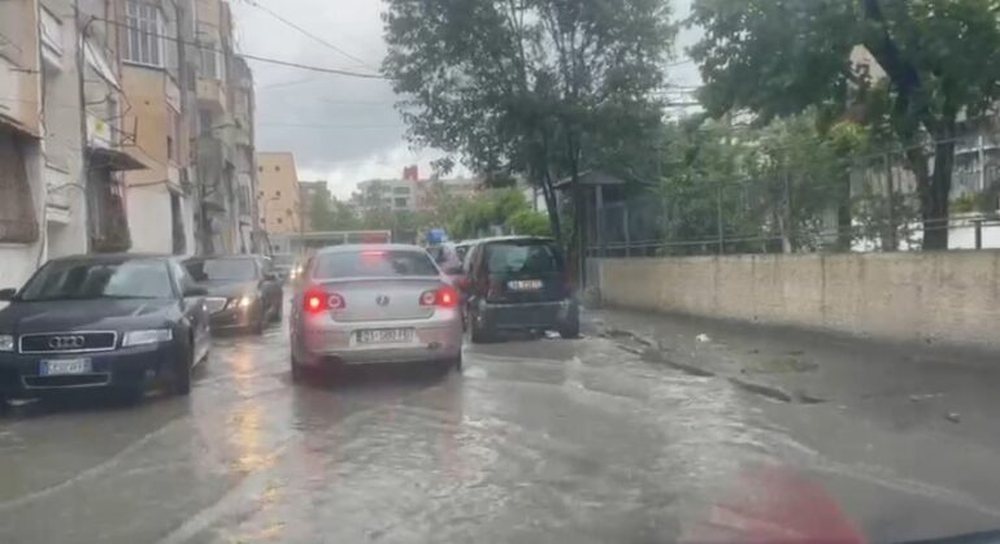 Reshje të dendura shiu përmbytin Vlorën dhe Durrësin