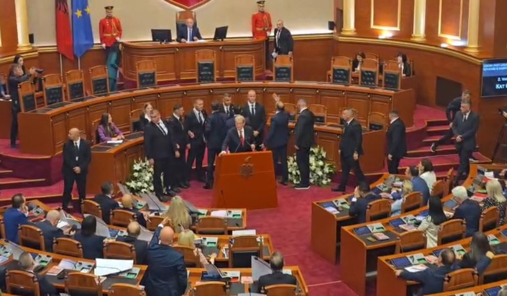 Legjislatura e re huqe të vjetra. Opozita bllokon foltoren teksa bën