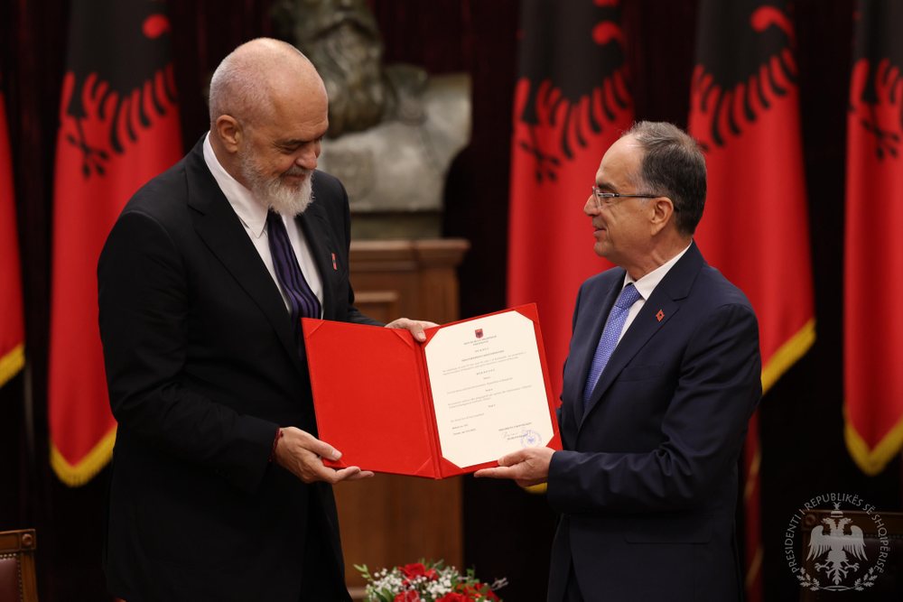 Presidenti Begaj dekreton kabinetin e ri qeveritar, ministrja virtuale Diella