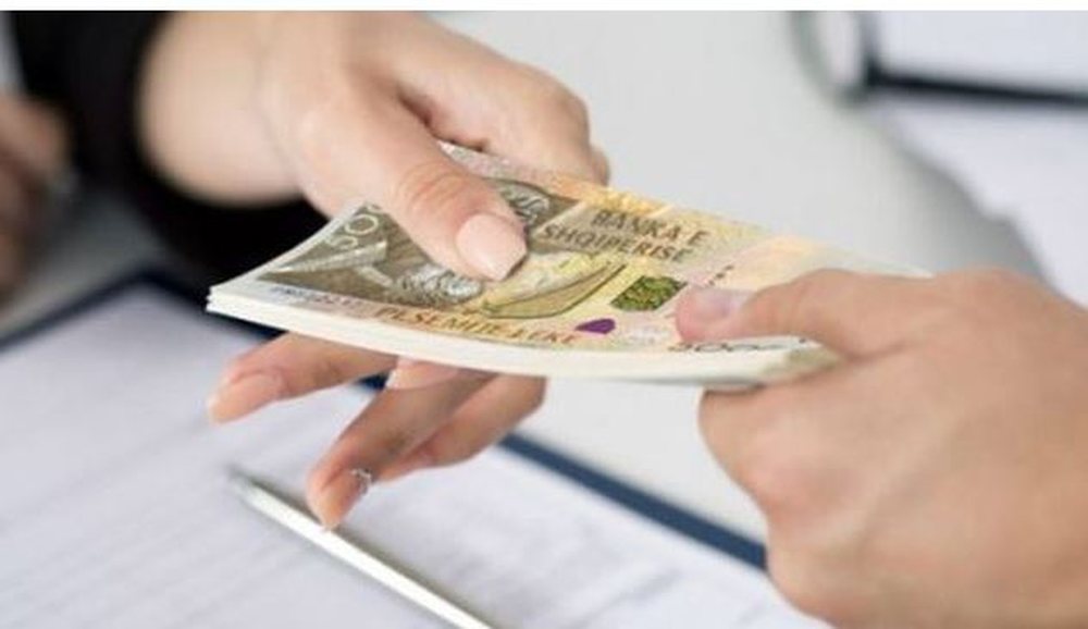 Paga reale bruto vlen sot 130 euro më pak se në 2020-n!