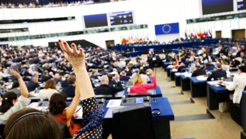 Parlamenti Europian miraton rezolutën për polarizimin dhe rritjen e