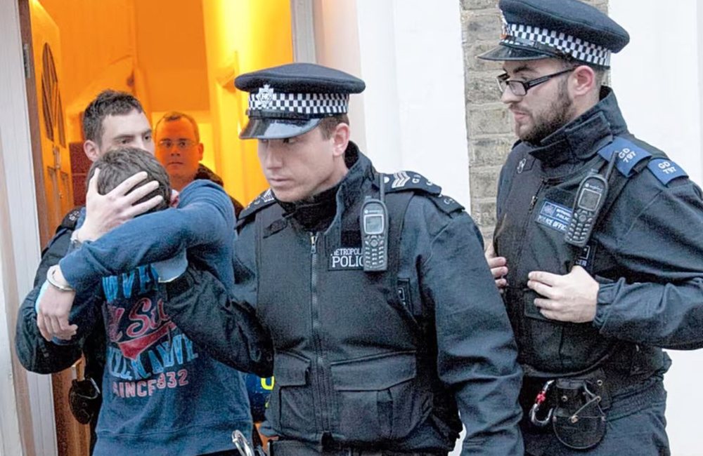 Two Albanians wanted internationally with Interpol red cards arrested in England