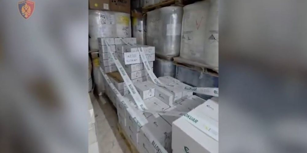 Magazina plot me produkte bujqësore të skaduara në