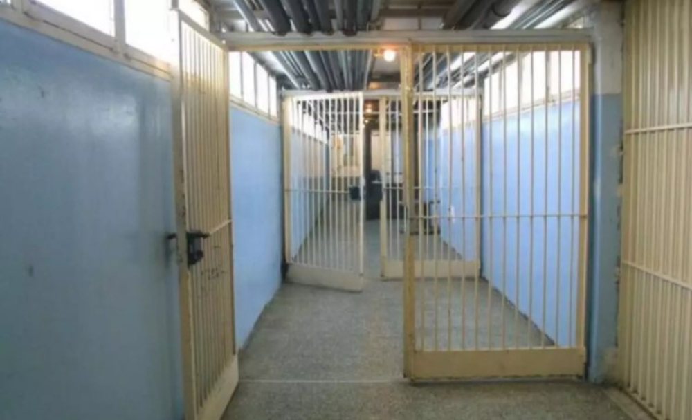 Surprise checks at Durres prison where several politicians and criminal gang