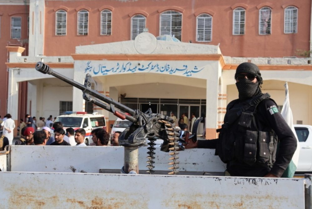 Bisedimet pezull/Pakistan-Afganistan kërcënojnë me luftë