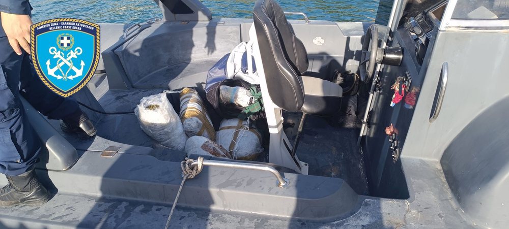 Skafi me drogë nga Saranda, gjendet sasi tjetër në det: 135 kg