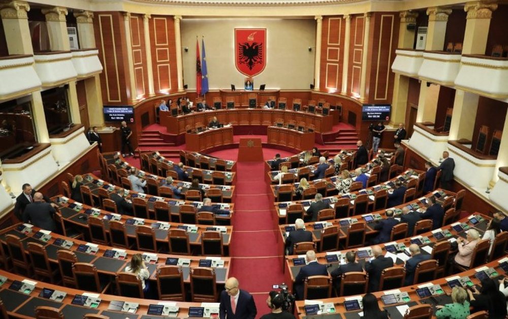 Parlamenti i rikthehet qetësisë. Zhurma zëvendesohet me debate,