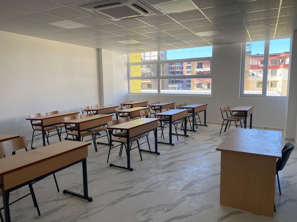 Kushtet sanitare në shkolla: Lagështi, tualete të amortizuara dhe