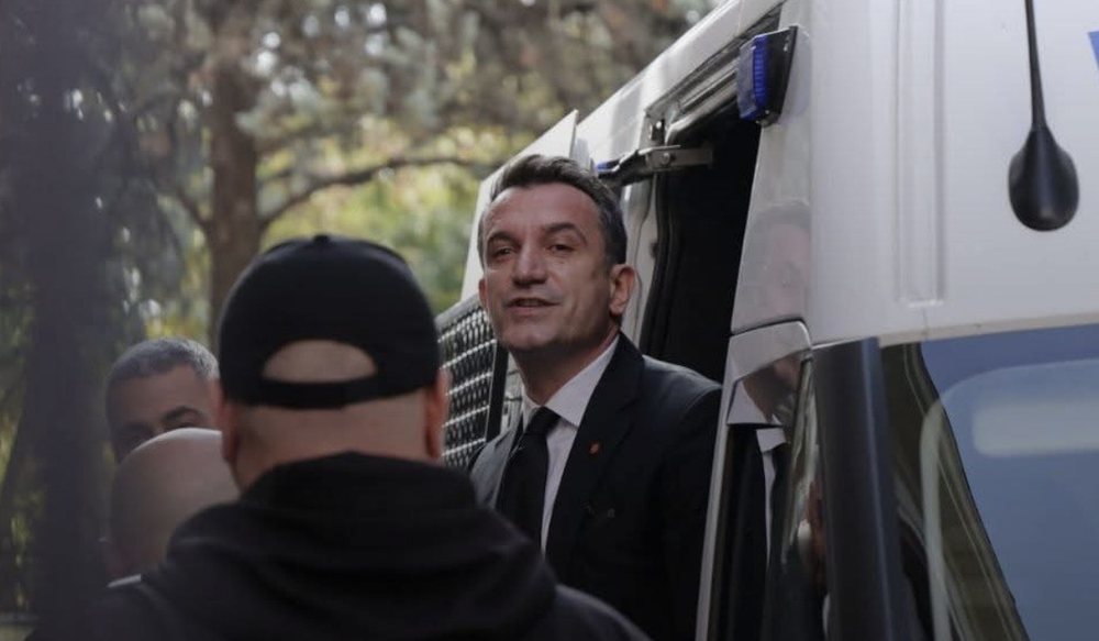 Erion Veliaj del nga qelia për herë të parë pas arrestimit,