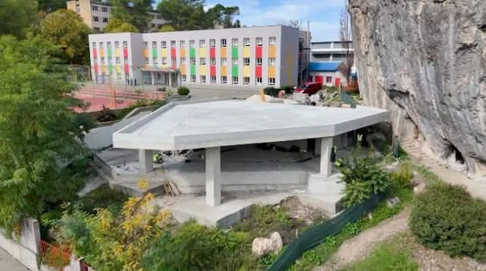 Zyra e informacionit pranë “Gurit të Qytetit” në