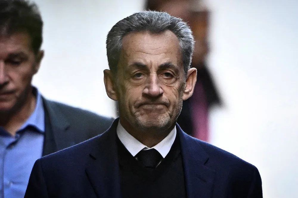 Frikë nga helmimi, Sarkozy dyshohet se ushqehet vetëm me kos në