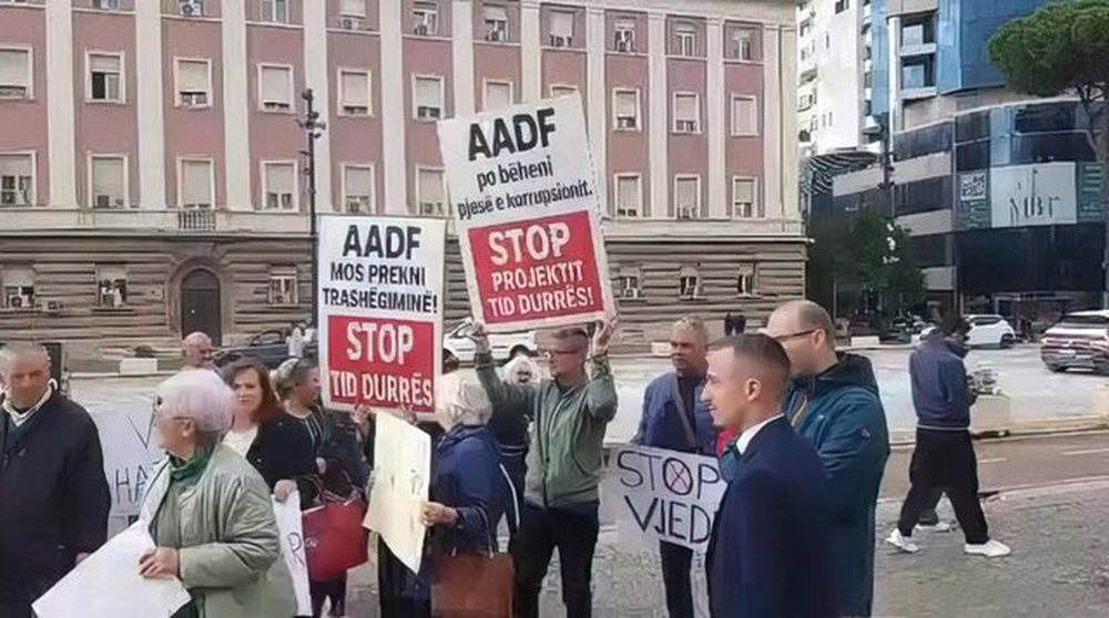 Residents of Durrës protest in front of the Prime Minister's Office