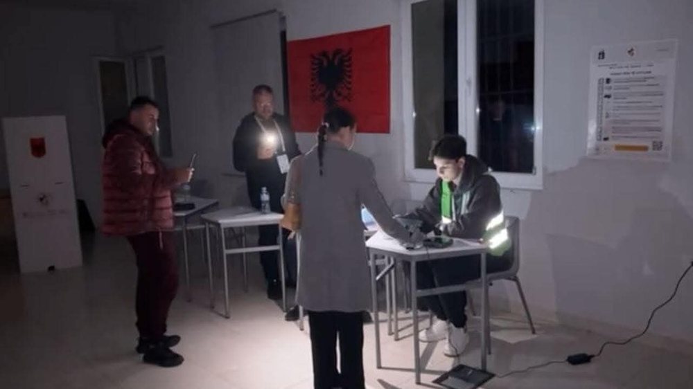 Votime në errësirë....në Vlorë votohet nën