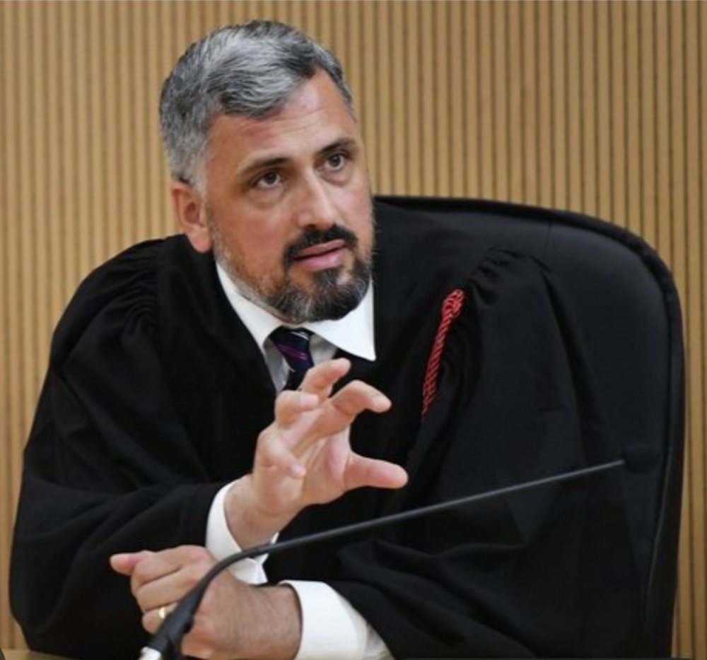 Kur një letër e dyshimtë bëhet armë/Skenari i