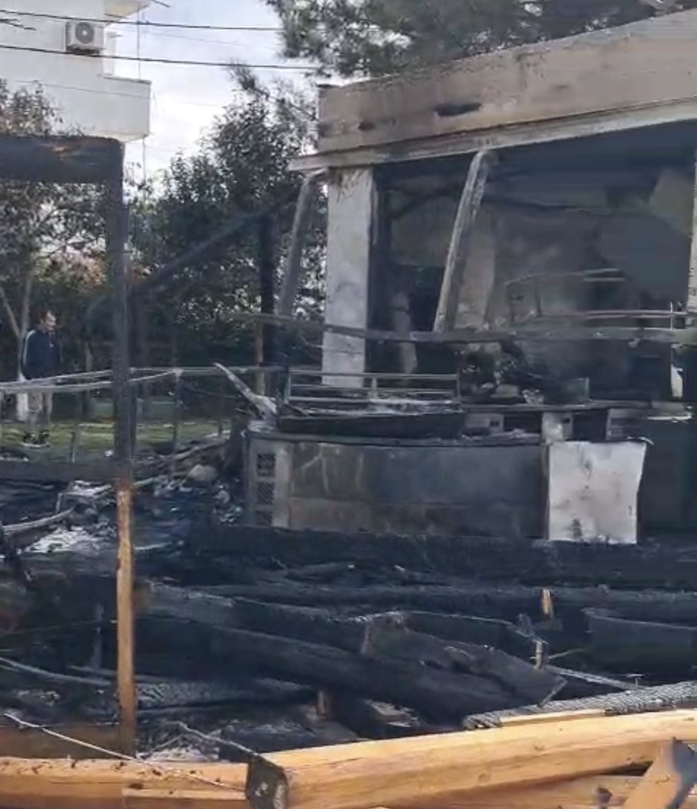 Digjet lokali “Bumble Bee” në Ksamil; në sfond konflikti i