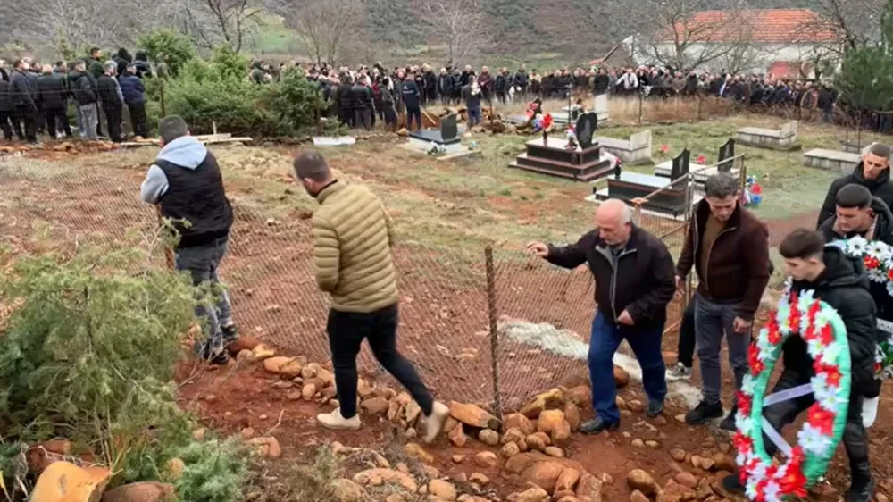 Humbi jetën pasi u godit me thikë në zemër/ Përcillet