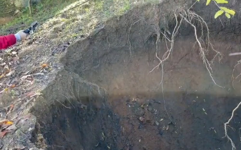 Belsh, shfaqet gropë karstike, banorët tremben dhembjeve të