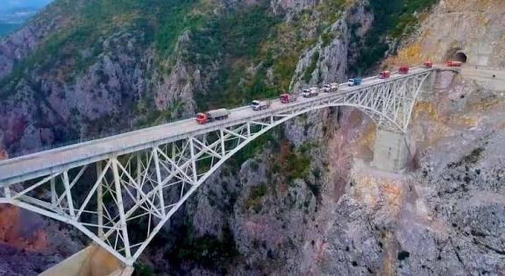 Nipi i Nehat Kullës humb jetën pasi hidhet nga Ura në Rrugën