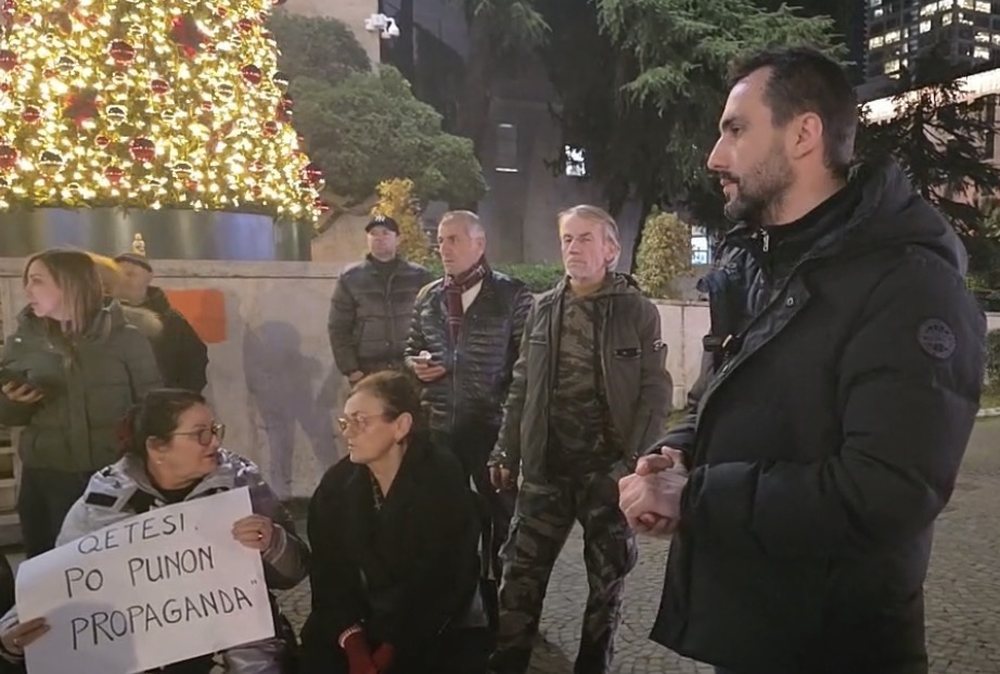 Adriatik Lapaj vijon protestën para Kryeministrisë. Kërkon qeveri