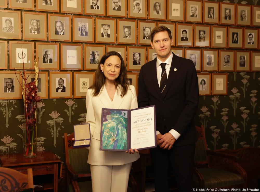 Fituesja e Çmimit Nobel për Paqen tërheq çmimin në