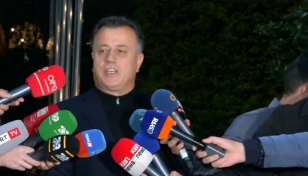 Flamur Noka përplaset me gazetarët dhe i bën të fala Karlos