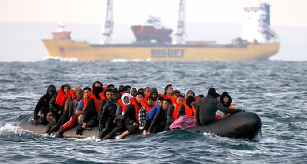 Mbi 700 emigrant&euml; kalojn&euml; Kanalin e La Manshit, duke i dh&euml;n&euml;