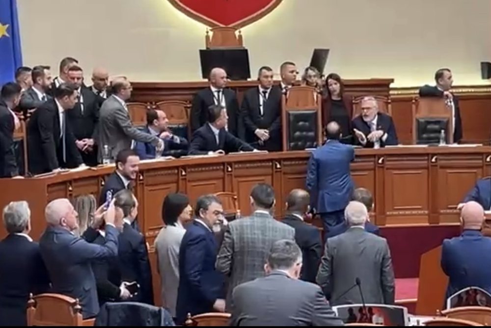 Tensions and clashes in the Parliament, DP deputies block the podium and sit in