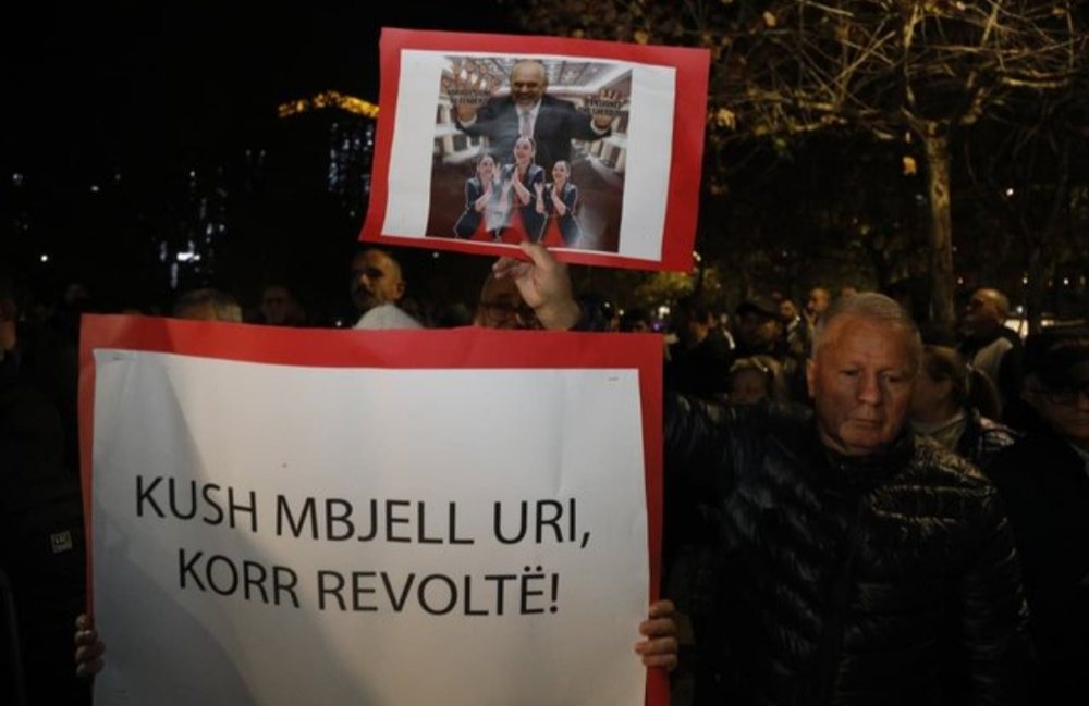 L&euml;vizja Bashk&euml; proteston para Kuvendit, salla bosh