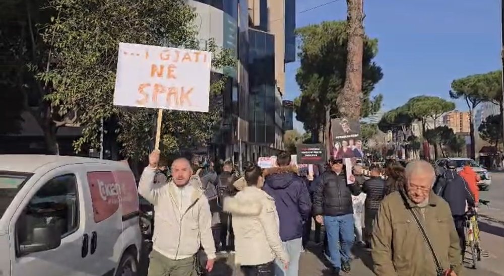 Shehaj protest&euml;/ Tenaione brenda ambienteve t&euml; Kryesis&euml;