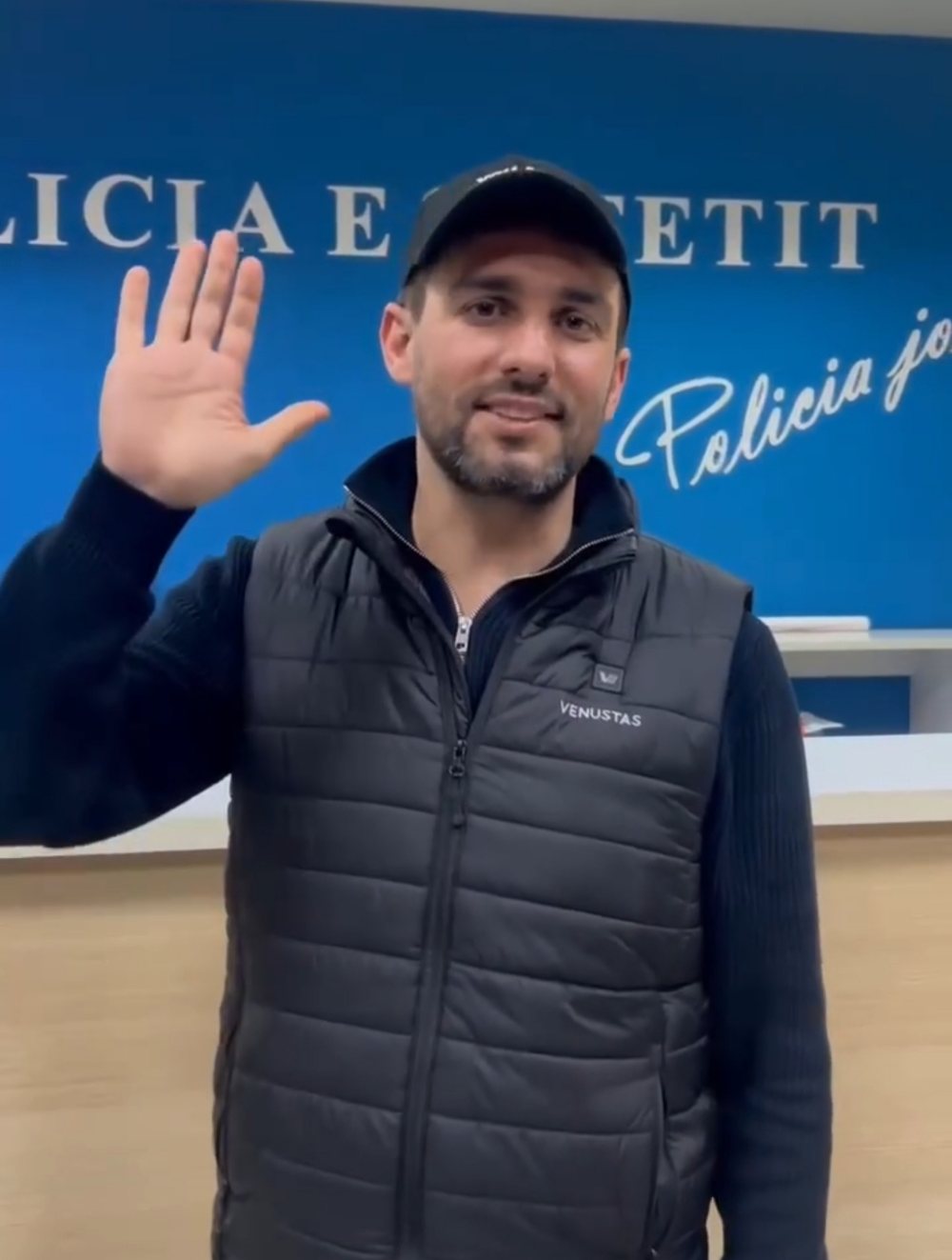 Protesta tek Kryeministria, Policia procedon Adriatik Lapajn