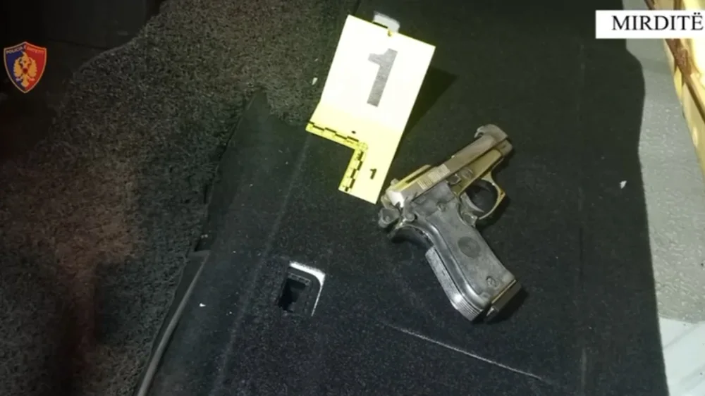 Mbante pistolet&euml; nd&euml;rkoh&euml; q&euml; qarkullonte me makin&euml;,