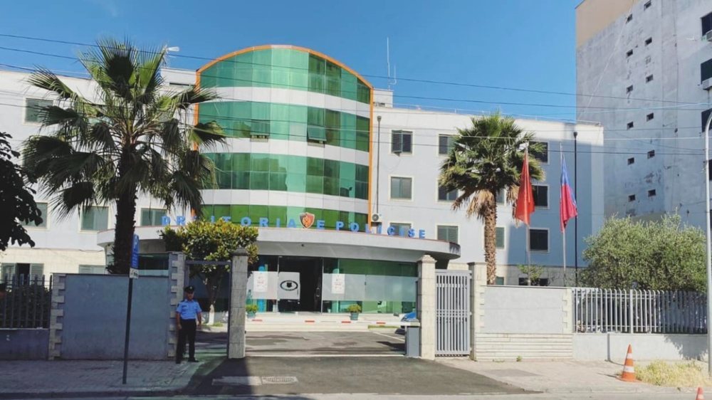 Durr&euml;s/ 57-vje&ccedil;ari humb jet&euml;n gjat&euml; pun&euml;s n&euml;